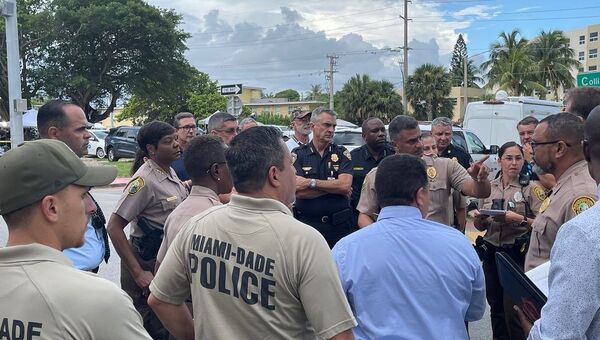 Полицейские после обрушения жилого дома в городе Серфсайд (Флорида)