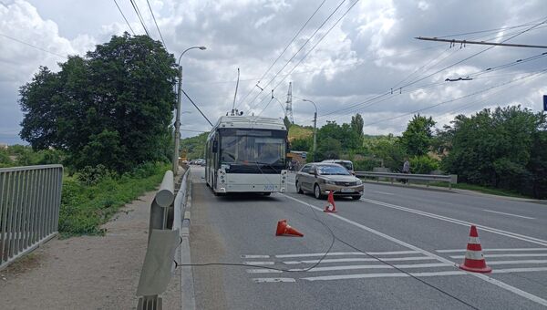 На Ялтинской трассе из-за обрыва  проводов остановились троллейбусы