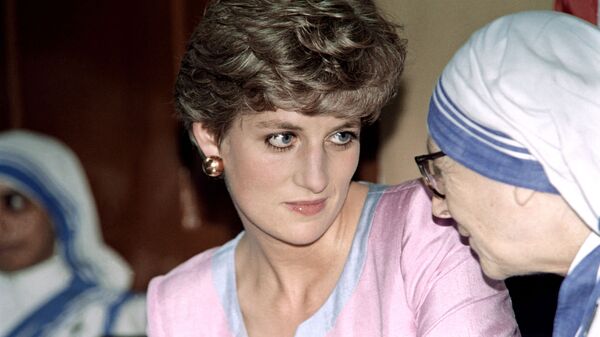 15 февраля 1992 года. Принцесса Уэльская Диана слушает старшую монахиню миссионеров милосердия в доме матери Терезы в Калькутте.
