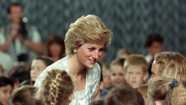 6 ноября 1989 г. Принцесса Уэльская Диана беседует с детьми во время посещения международной британской  школы в Джакарте.