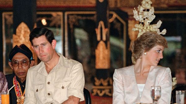 5 ноября 1989 года. Принц и принцесса Уэльские в Индонезии. Чарльз и Диана официально развелись в августе 1996 года, перед этим три года прожив раздельно, но появляясь на публике вместе. Но уже задолго до этого в их браке начались проблемы. 