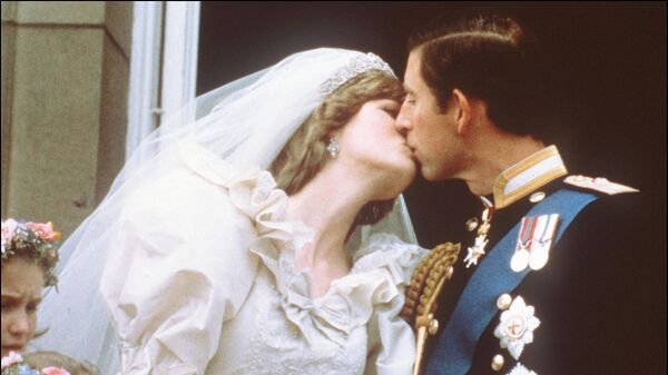 29 июля 1981 года. Чарльз, принц Уэльский, целует свою жену, леди Диану, на балконе Букингемского дворца перед огромной толпой  после свадьбы в соборе Святого Павла