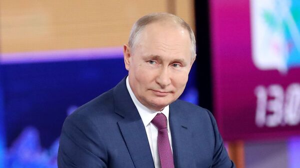 Президент РФ Владимир Путин во время ежегодной специальной программы Прямая линия с Владимиром Путиным в эфире российских телеканалов и радиостанций Президент РФ Владимир Путин во время ежегодной специальной программы Прямая линия с Владимиром Путиным в эфире российских телеканалов и радиостанций