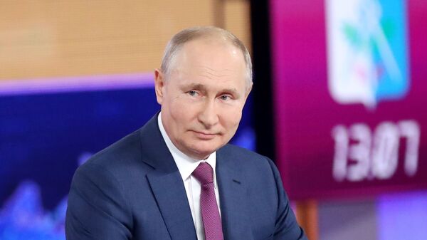 Президент РФ Владимир Путин во время ежегодной специальной программы Прямая линия с Владимиром Путиным в эфире российских телеканалов и радиостанций Президент РФ Владимир Путин во время ежегодной специальной программы Прямая линия с Владимиром Путиным в эфире российских телеканалов и радиостанций