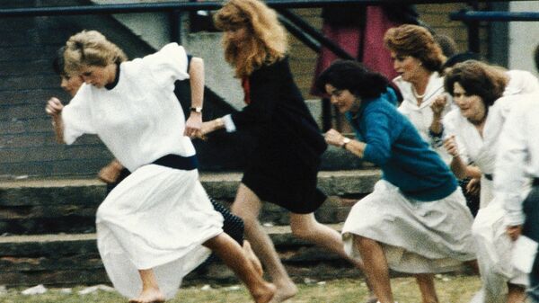 28 июня 1989 года. Принцесса Уэльская Диана в белом платье обгоняет всех во время забега мам на спортивном празднике в школе Уэтерби, где учится ее сын принц Уильям.