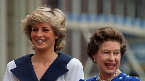 4 августа 1987 года. Принцесса Уэльская Диана (слева) и королева Великобритании Елизавета II у здания Кларенс-хауса в Лондоне.