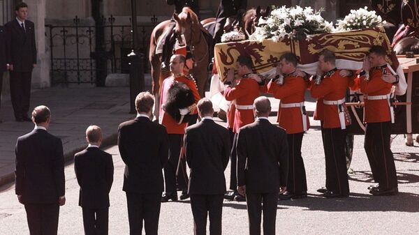 6 сентября 1997 года. Гроб с телом принцессы Дианы доставлен в Вестминстерское аббатство.