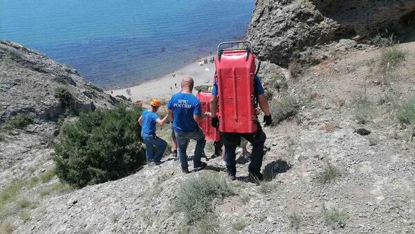 Спасатели оказывают помощь туристу в Крыму