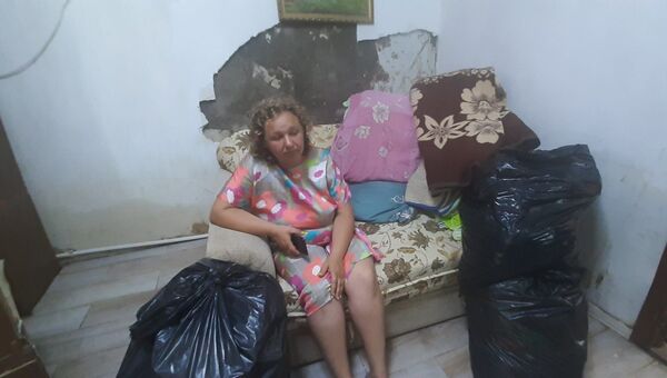 Жительница Керчи в пострадавшем от потопа доме