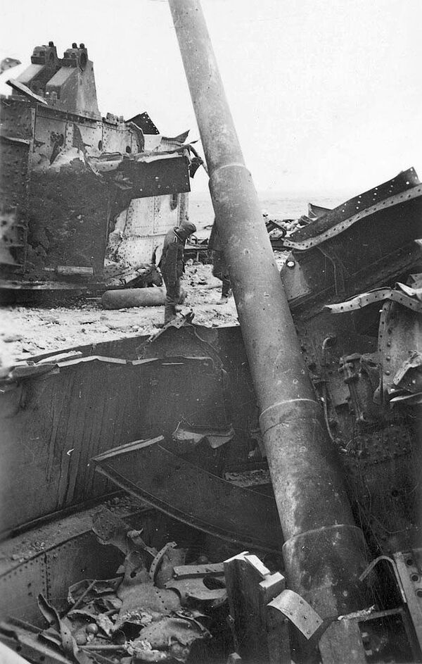 Башенная орудийная установка 35-й береговой батареи. Июль 1942 г. Башенная орудийная установка 35-й береговой батареи. Июль 1942 г.