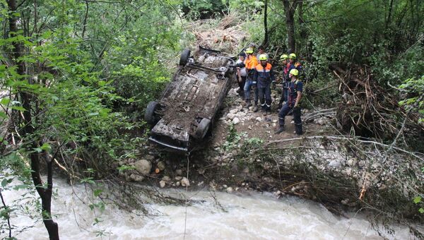 Спасатели ГКУ РК КРЫМ-СПАС извлекли из реки Коккозка унесенный автомобиль