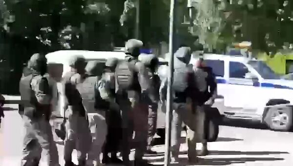 Тюмень: кадры с места захвата в заложники сотрудников Сбербанка