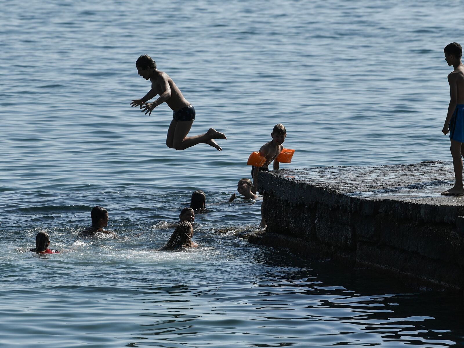Дети ныряют в море