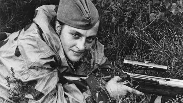 Людмила Павличенко с винтовкой на позиции