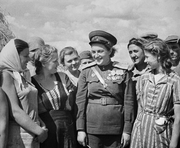 К концу войны пришлось поездить и по разным городам СССР. Людям нужны были герои К концу войны пришлось поездить и по разным городам СССР. Людям нужны были герои