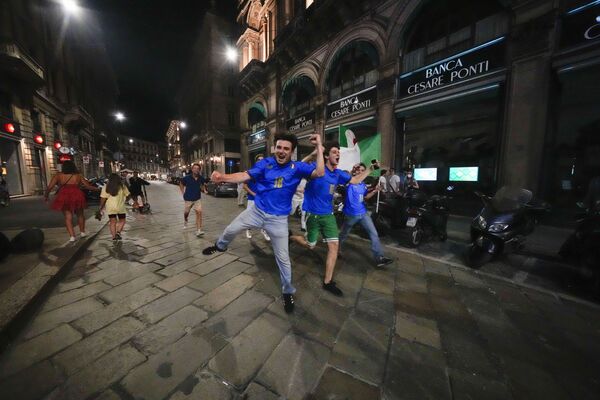 Итальянцы празднуют в Милане победу своей сборной в Euro-2020. 12 июля 2021 года