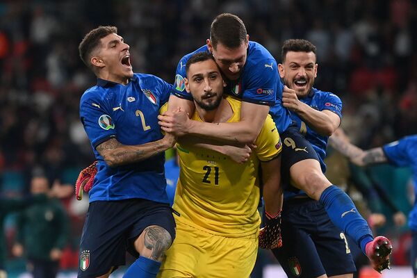 Вратарь Италии Джанлуиджи Доннарумма (в центре) и сборная Италии после победы в финальном футбольном матче Euro-2020 между Италией и Англией на стадионе Уэмбли в Лондоне. 11 июля 2021 года