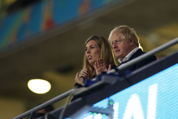 Премьер-министр Великобритании Борис Джонсон (справа) и его супруга Кэрри в конце финального футбольного матча Euro-2020 между Италией и Англией на стадионе Уэмбли в Лондоне. 11 июля 2021 года