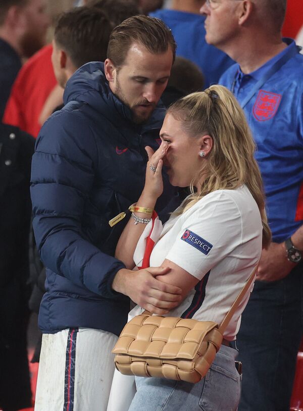 Нападающий Англии Гарри Кейн утешает свою жену Кэти после победы Италии в финале Euro-2020 между Италией и Англией на стадионе Уэмбли в Лондоне. 11 июля 2021 года