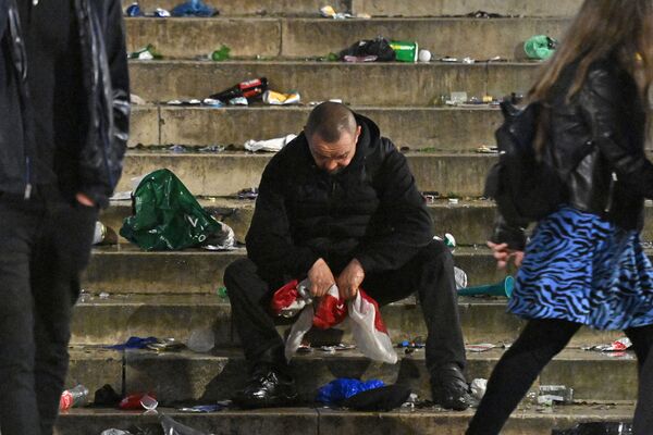 Английский болельщик среди мусора возле церкви Святого Мартина на Трафальгарской площади Лондона после поражения Англии в финале Euro-2020. 11 июля 2021 года
