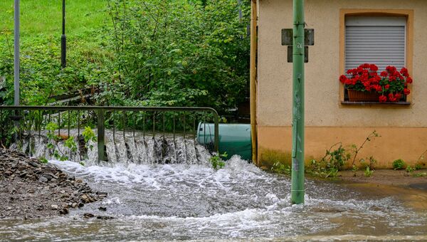 15 июля 2021 года. Река Вольме затопила улицу  в Приорее близ Хагена (западная Германия) после сильных ливней