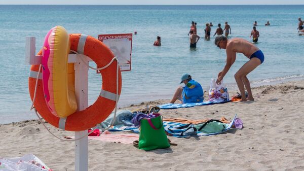 Туристы на пляже 