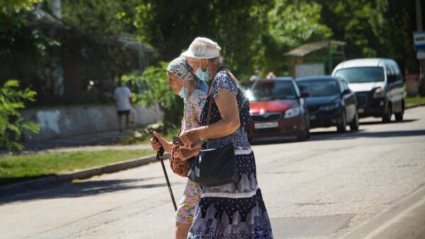 Пожилые женщины переходят дорогу