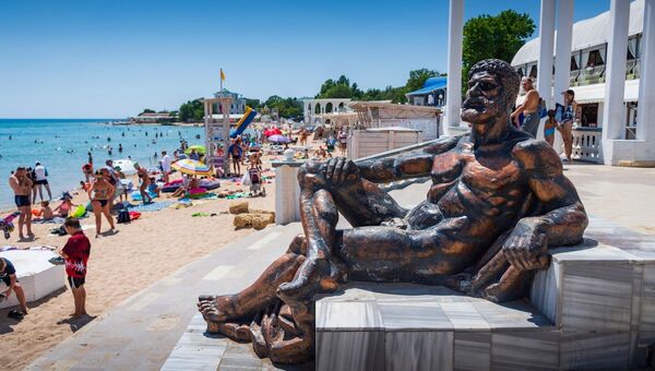 Скульптура отдыхающего Геракла на набережной в Евпатории
