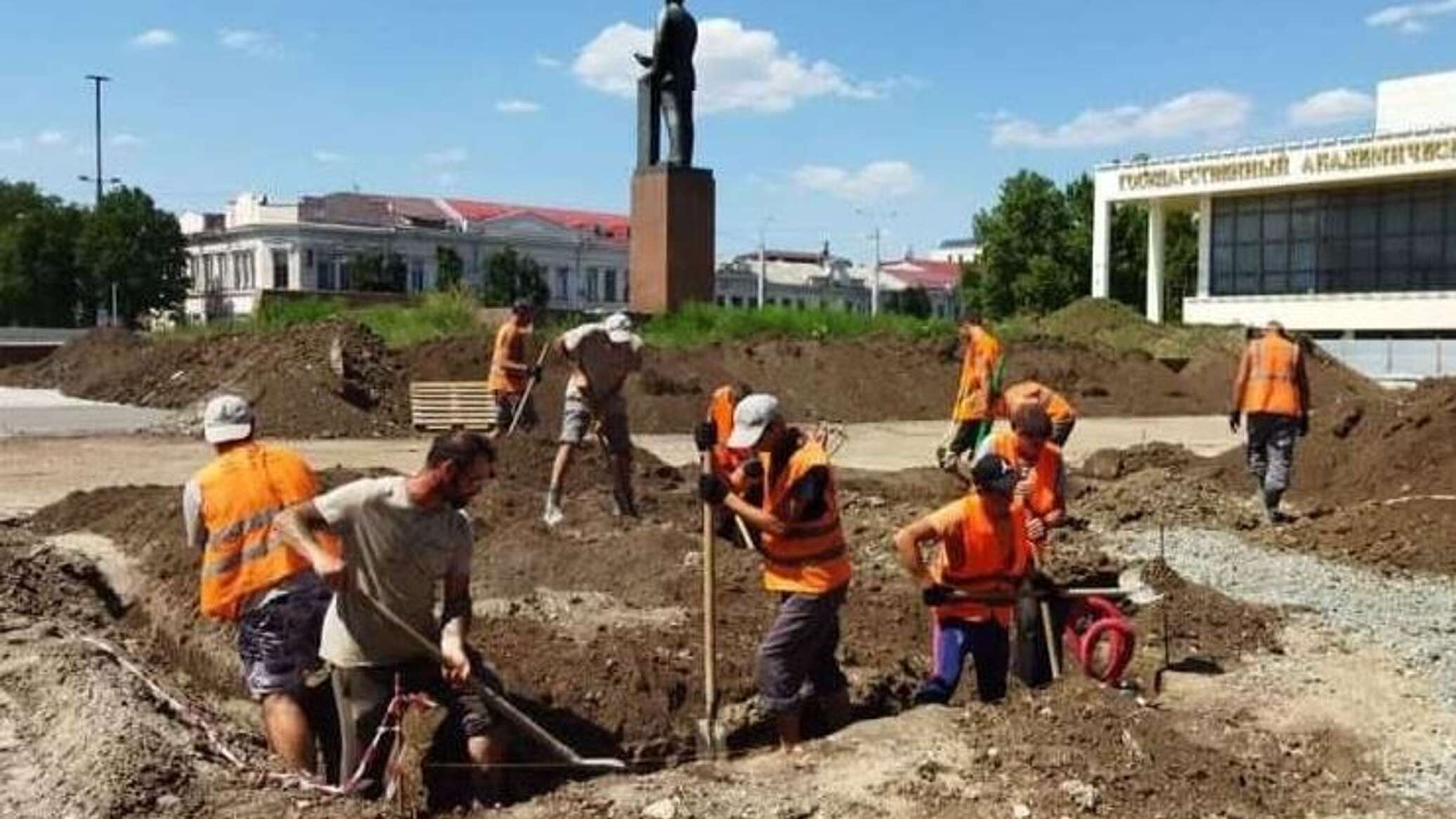 Крым срок. Площадь Ленина Симферополь реконструкция. Ремонт центральной площади в Симферополе. Реконструкция пл Ленина Симферополь итог. Фото рабочих на благоустройстве.