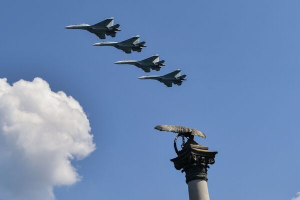 Многоцелевые истребители Су-27 во время воздушной части Главного военно-морского парада в честь Дня ВМФ в Севастополе