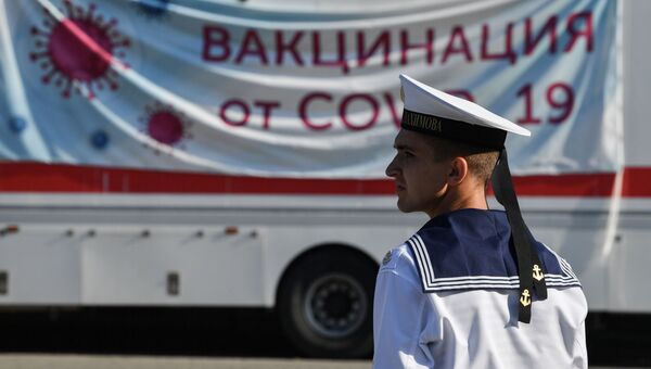 Моряк на военно-морском параде в честь Дня ВМФ в Севастополе.