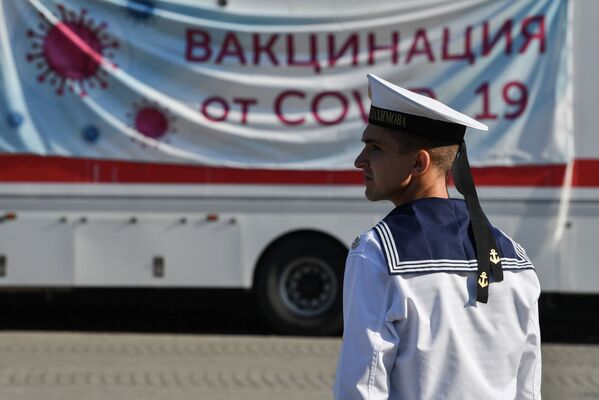 Моряк на военно-морском параде в честь Дня ВМФ в Севастополе.