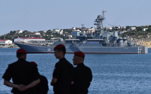 Большой десантный корабль Азов на военно-морском параде в честь Дня ВМФ в Севастополе.