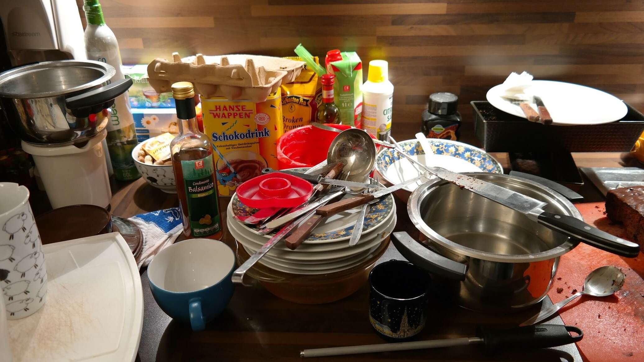 Сбор грязной посуды. Грязная посуда. Гора посуды. Бардак на кухне. Грязная посуда посуда.