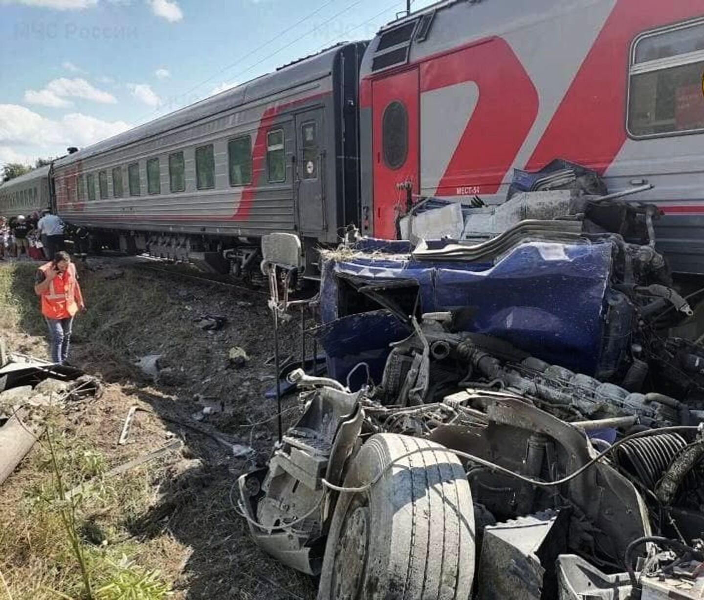 Что произошло с поездом волгоград адлер. Железнодорожная авария. Поезд столкнулся с грузовиком.