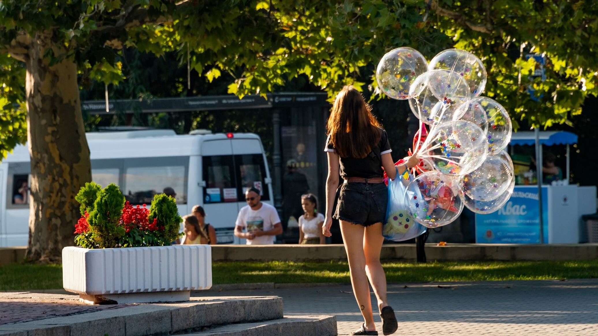 Погода в крымском на 3 дня. Девушка с шарами. Жара в Симферополе. Погода в Симферополе 25 июля.