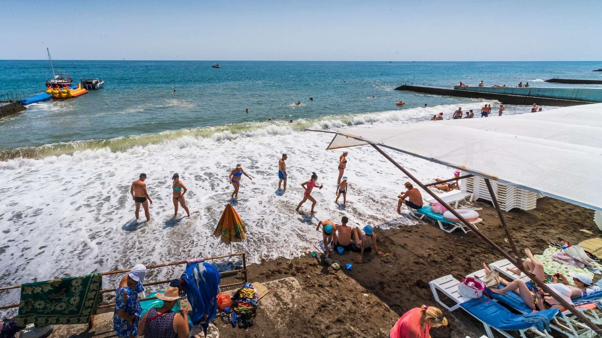 Прогноз крым. Крым Фобос пляж. Алушта пляжи 2021. Пляж Крым битком. Бабушка на пляже в Крыму.