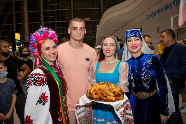 Олимпийца Глеба Бакши встречают в аэропорту Симферополя