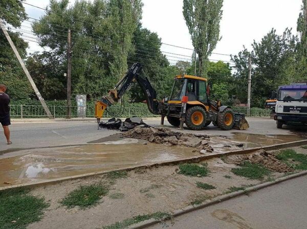 При прокладке труб на улице Беспалова в Симферополе повредили асфальт