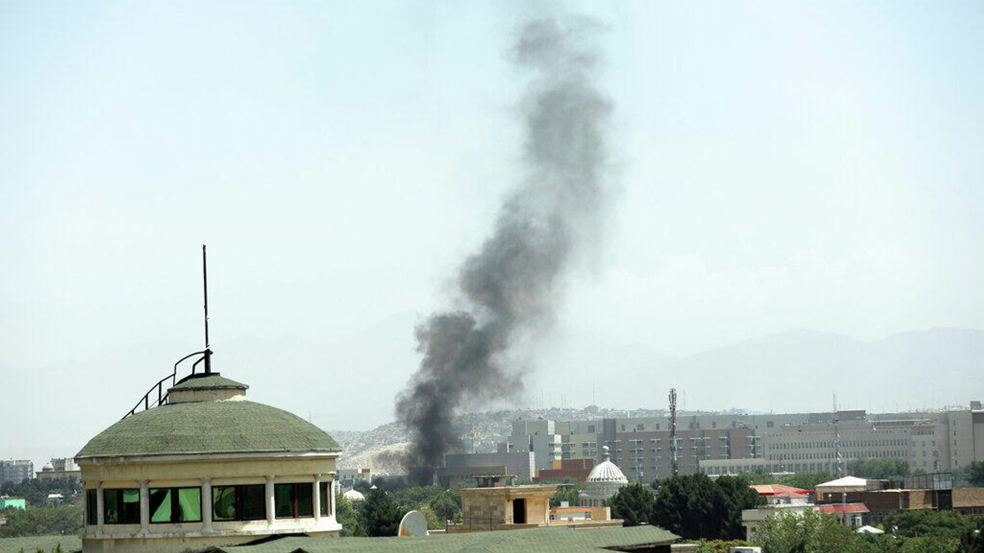 Дым поднимается рядом с посольством США в Кабуле - РИА Новости, 1920, 29.08.2021