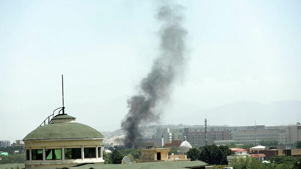 Дым поднимается рядом с посольством США в Кабуле