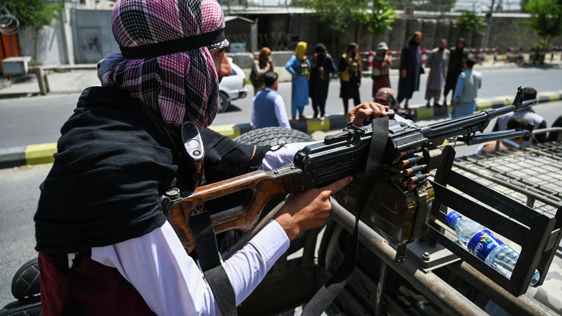 Боевик Талибана(признан в России запрещенной террористической организацией) патрулирует улицу в Кабуле. 16 августа 2021 года - РИА Новости, 1920, 16.08.2021