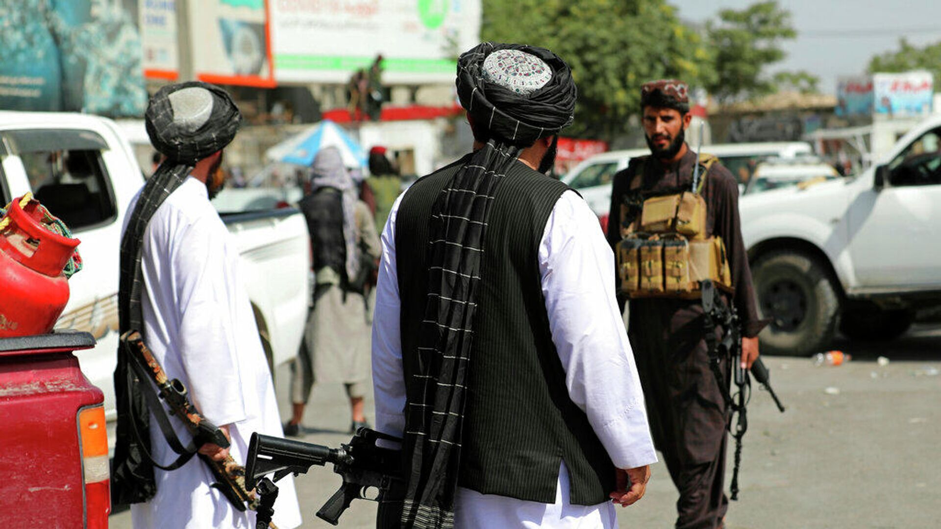 Боевики движения Талибан (признано в России запрещенной террористической организацией) перед международным аэропортом имени Хамида Карзая в Кабуле, Афганистан. 16 августа 2021 года - РИА Новости, 1920, 16.08.2021
