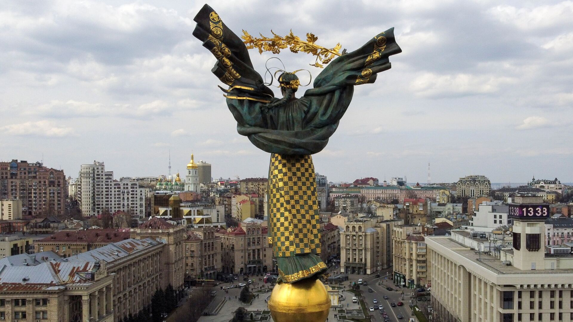 Монумент Независимости на площади Независимости в Киеве, 2021 год - РИА Новости, 1920, 03.01.2022