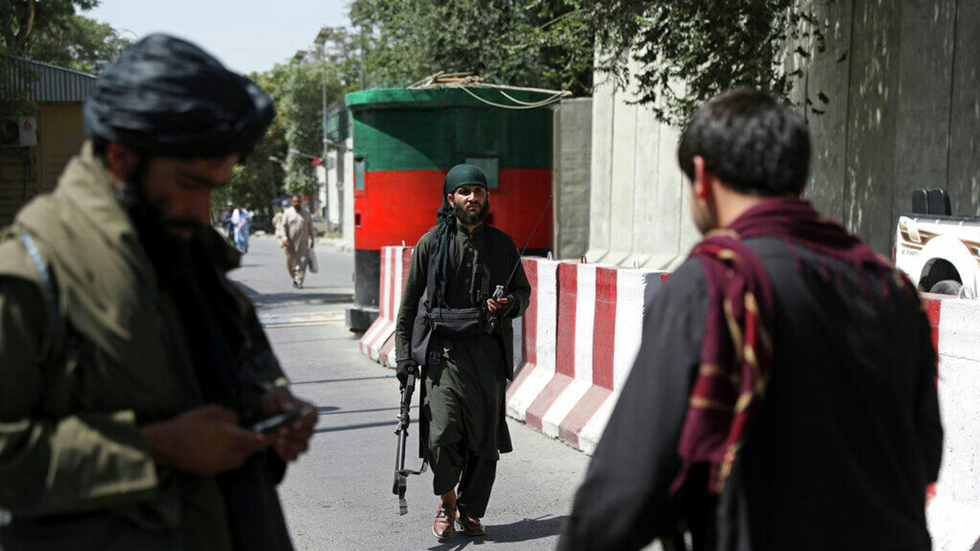 Бойцы Талибана  (признана в России запрещенной террористической организацией) охраняют блокпост на дороге к Министерству иностранных дел Афганистана в Кабуле. 16 августа 2021 г. - РИА Новости, 1920, 18.08.2021