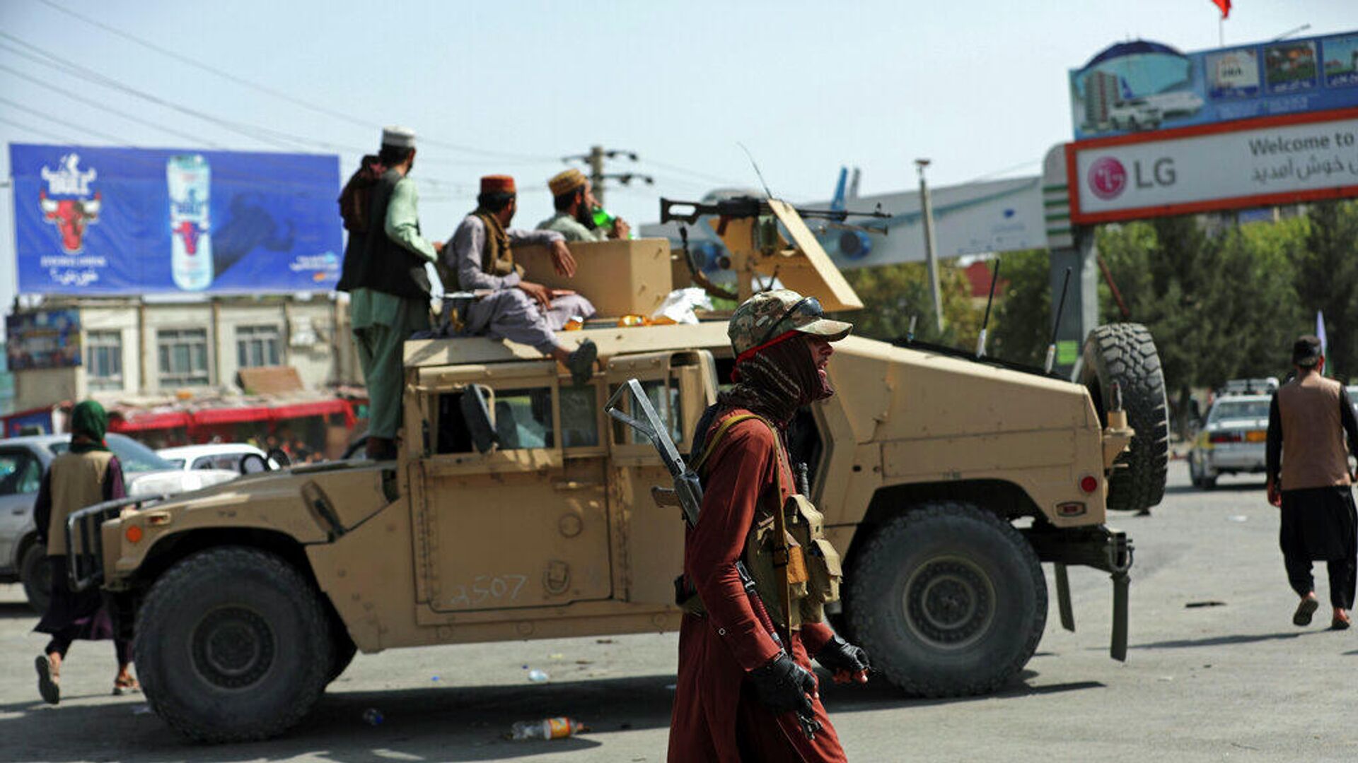 Боевики Талибана перед международным аэропортом Хамида Карзая в Кабуле. 16 августа 2021 года - РИА Новости, 1920, 17.08.2021