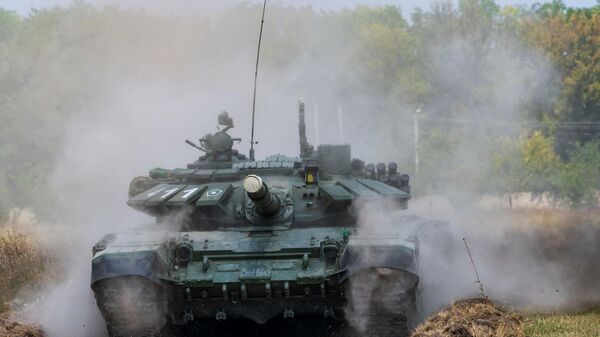 Танк Т-72Б3 во время прохождения полосы препятствий Танк Т-72Б3 во время прохождения полосы препятствий