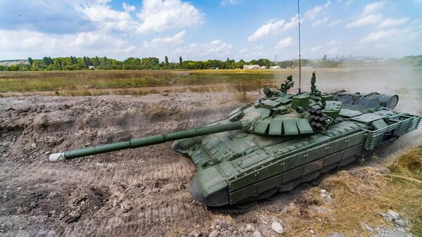 Танк Т-72Б3 во время прохождения полосы препятствий на форуме Армия-2021 в Симферополе