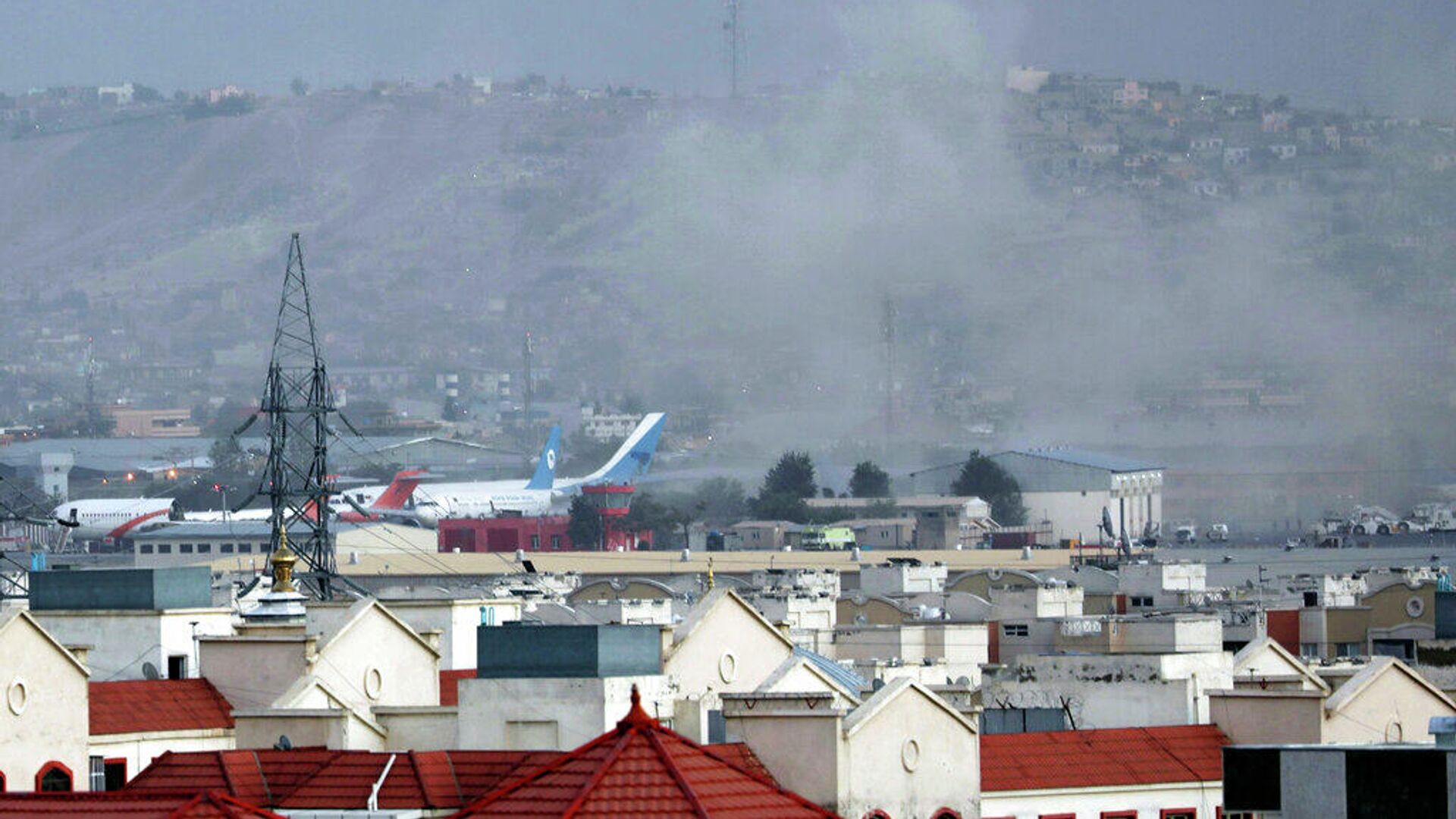 Дым поднимается от взрыва возле аэропорта в Кабуле, Афганистан, в четверг, 26 августа 2021 года. - РИА Новости, 1920, 29.08.2021