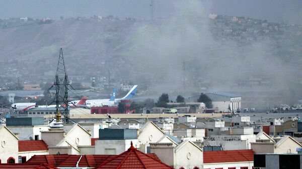 Дым поднимается от взрыва возле аэропорта в Кабуле, Афганистан, в четверг, 26 августа 2021 года.